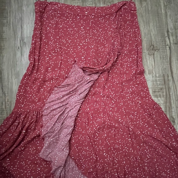 High waisted asymmetrical skirt. - Picture 2 of 3